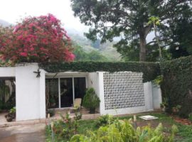 Amplia casa quinta ubicada en Urbanización El Castaño una zona privilegiada de Maracay con excelente clima