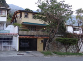 Hermosa casa con agradable jardín ,excelente ubicación fácil acceso a la cota mil  El Marques  Caracas