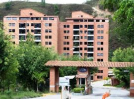 Extraordinario apartamento totalmente remodelado ubicado Colinas de La Tahona en Caracas