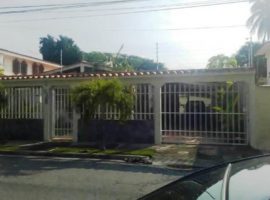 CyG Consultores, C.A ofrece en venta: cómoda y amplia casa ubicada en la Urb. Andrés Bello. Maracay, Edo. Aragua