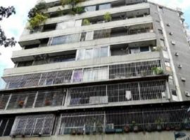 Cómodo y amplio apartamento, iluminado, en venta Los Caobos Caracas