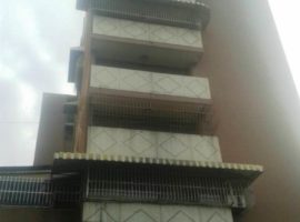 CyG Consultores, C.A ofrece en venta: Amplio apartamento en Av. Bolívar, Maracay
