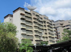 Bello apartamento remodelado, vista panoramica en Venta La Alameda Baruta Caracas