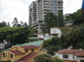 Hermoso apartamento pent house duplex remodelado  en Venta La Esmeralda en Baruta Caracas